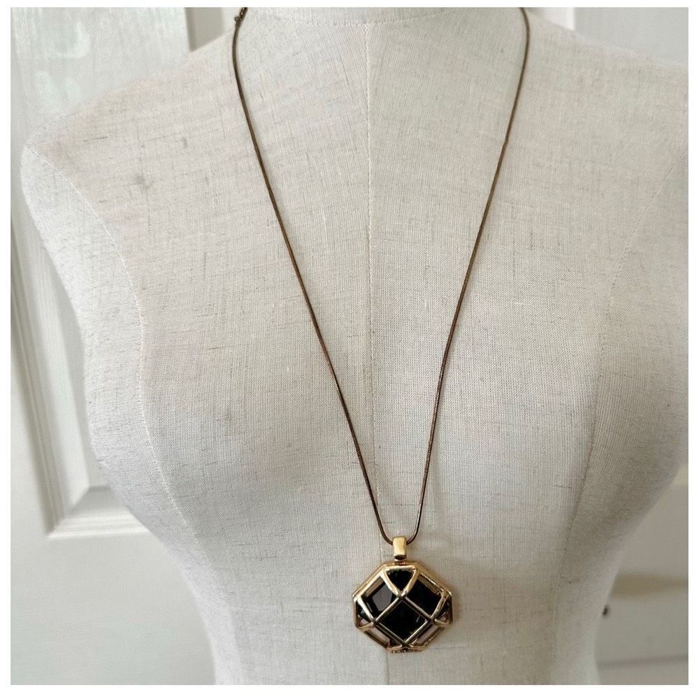 Gold tone pendant necklace with crystal inside - Picture 3 of 11